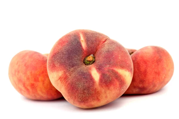Персик на белом — стоковое фото