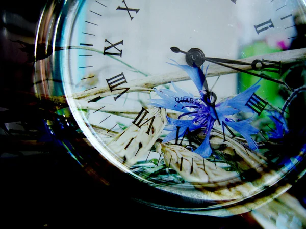 Clock с цветочным циферблатом . — стоковое фото