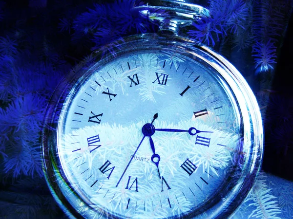 Χριστούγεννα ρολόι, κλαδί πεύκου με μπλε χρώμα. — Φωτογραφία Αρχείου