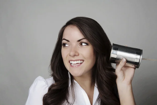 ブリキ缶文字列電話上の女性 — ストック写真