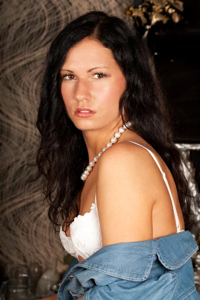 백색 란제리에 섹시 한 젊은 여자 — 스톡 사진
