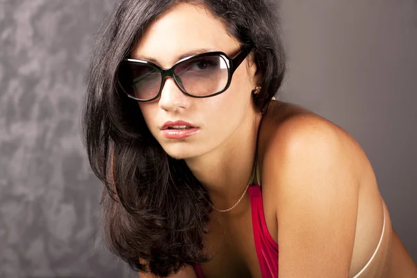 Jolie jeune femme aux élégantes lunettes de soleil — Photo
