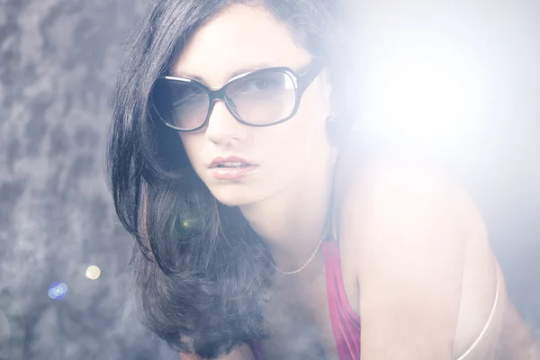Stijlvolle brunette vrouw in zonnebril — Stockfoto