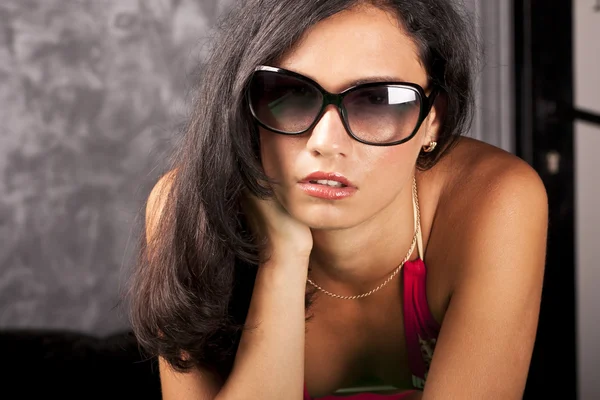 Gorgeous young lady in elegant sun glasses — Stock Photo, Image