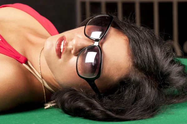 Eleganckie panienki okulary przeciwsłoneczne — Zdjęcie stockowe