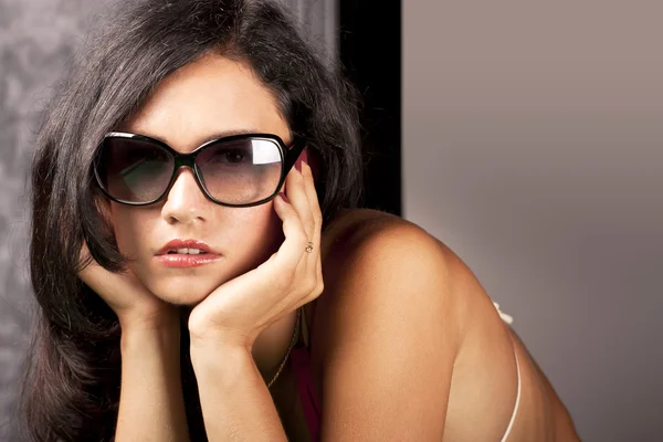 Vacker ung dam i eleganta solglasögon — Stockfoto