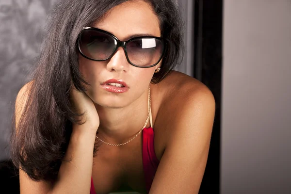 Beautiful young lady in elegant sun glasses — Stock Photo, Image