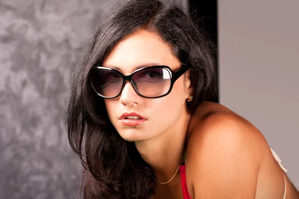 Beautiful young lady in sun glasses — Stock Photo, Image