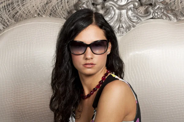 Mooie jonge dame in elegante zonnebril — Stockfoto