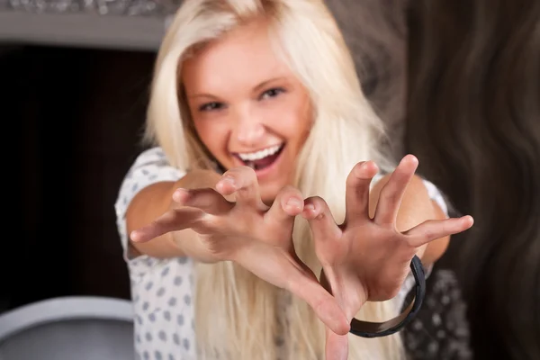 Śmiech młody model z ładny blond włosy — Zdjęcie stockowe