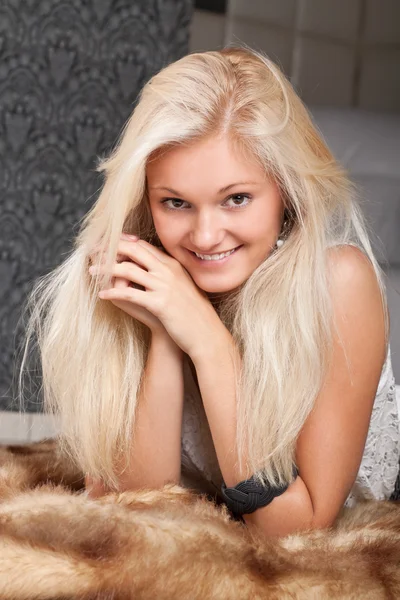 Mooi glimlachend blond meisje — Stockfoto