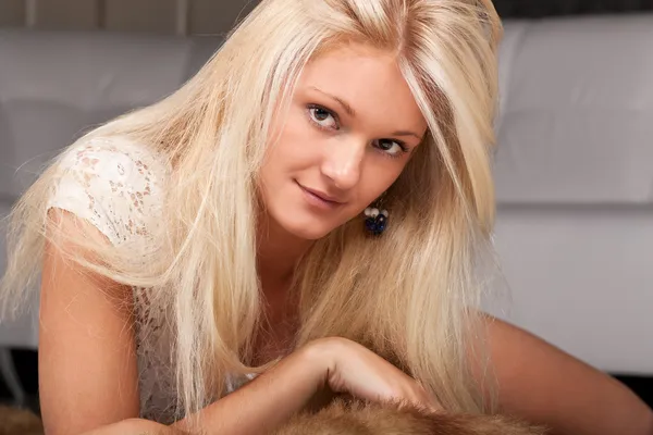 Vacker ung kvinna med ganska blont hår — Stockfoto