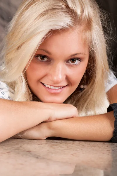 Hübsche junge blonde Frau — Stockfoto