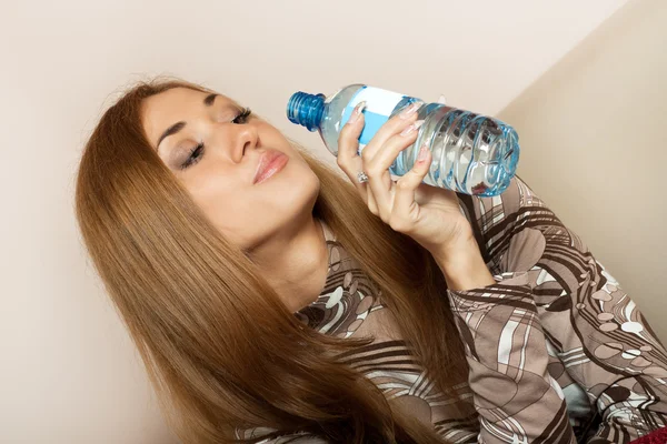 Mooi jong meisje met een fles water — Stockfoto