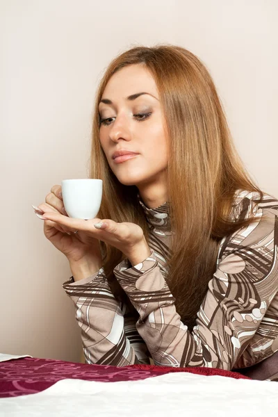 Красивая молодая девушка с чашкой чая — стоковое фото