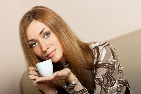 Beautiful young girl with a cup of cofee — Stock Photo, Image