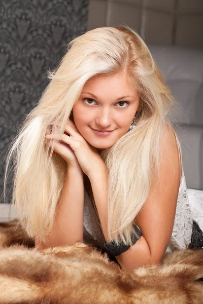 Härlig ung tjej med ganska blont hår — Stockfoto