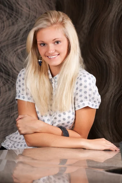 Młoda dziewczyna uśmiechający się ładny blond włosy — Zdjęcie stockowe