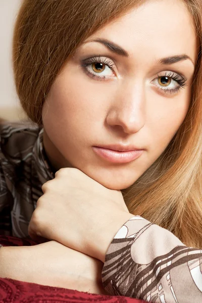 Vacker ung flicka med ganska brunt hår — Stockfoto