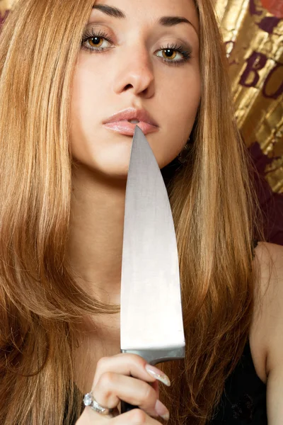 Dangerous young lady with a knife — Stock Photo, Image