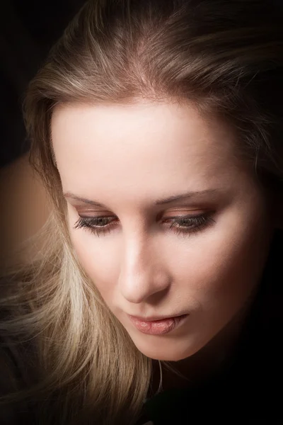 Egy fiatal, érzéki szőke nő portréja — Stock Fotó