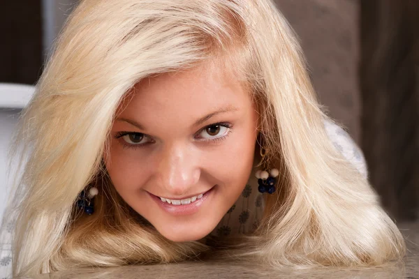 Ganska leende blond flicka — Stockfoto