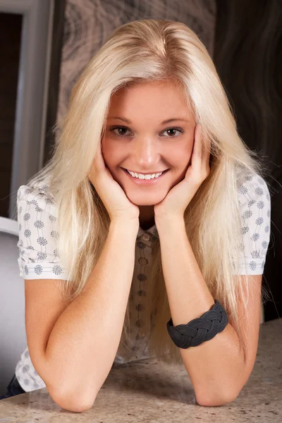 Gelukkig lachend blond meisje — Stockfoto