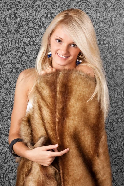 Sorrindo menina loira com um casaco de pele — Fotografia de Stock