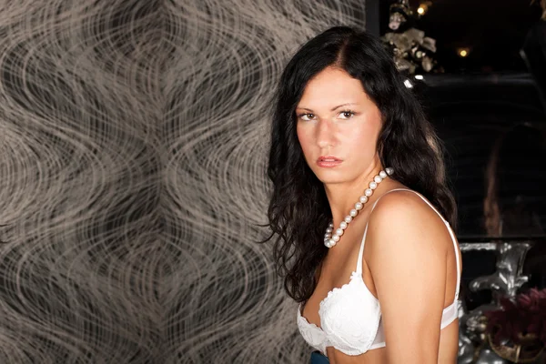 Sexy jonge meisje in witte lingerie — Stockfoto