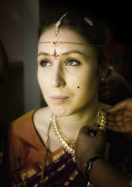 Matrimonio indiano - preparazione di sposa — Foto Stock