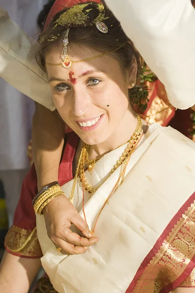 Matrimonio indiano - preparazione di sposa — Foto Stock