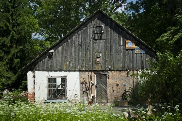 Старый левый дом — стоковое фото