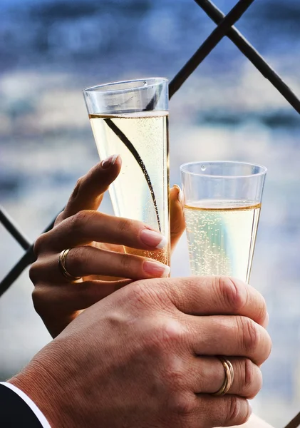 Дві руки тримають весільне шампанське Стокова Картинка