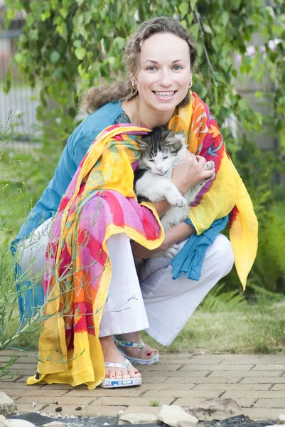 Приваблива жінка з кішкою — стокове фото