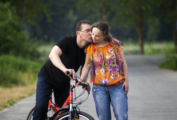 Happy couple at bicycle — Stock Photo, Image