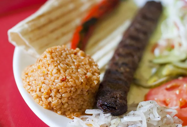 Tureckiej tradycji posiłek - adana kebab — Zdjęcie stockowe