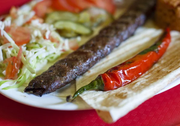 Comida tradicional turca - Adana kebab — Foto de Stock