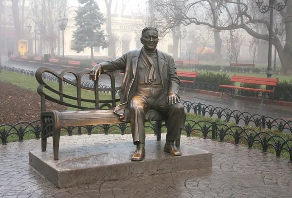Monumento Leonid Utyosov nos jardins municipais, Odessa, ucraniano — Fotografia de Stock