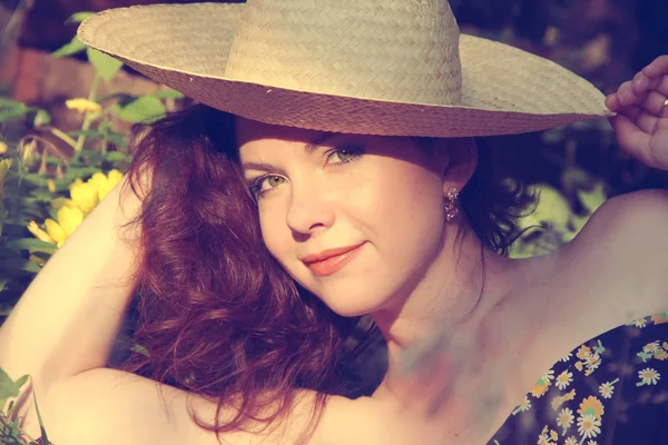 Retrato de una hermosa joven con sombrero. Imagen procesada cruzada — Foto de Stock