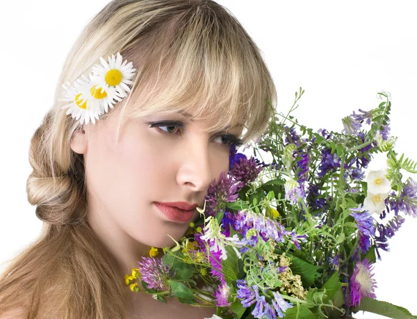 Piękna dziewczyna z kwiatami — Zdjęcie stockowe
