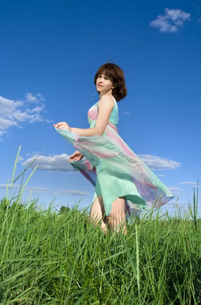 Великолепная девушка на зеленом лугу — стоковое фото