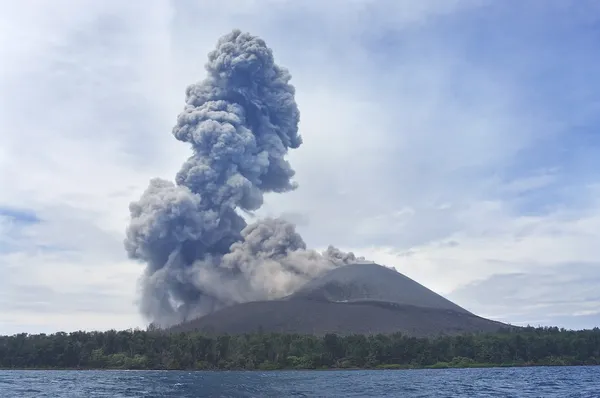 Vulkanutbrottet. Anak krakatau — Stockfoto