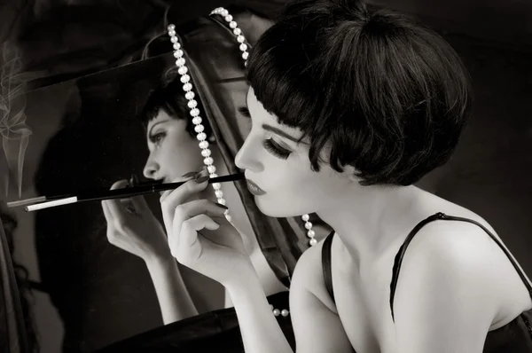 镜子前香烟的漂亮女孩 — 图库照片