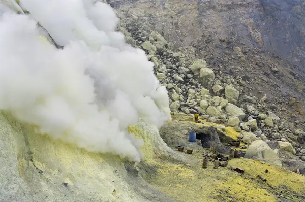 提取含硫量在嘉华爱静火山口内 — 图库照片