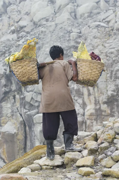インドネシア西ジャワにおける ijen クレーターから硫黄します。 — ストック写真