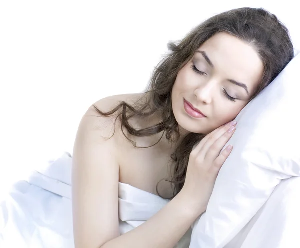 Молодая девушка спит на подушке — стоковое фото