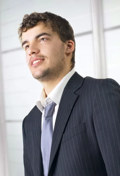 Un bel giovane uomo d'affari sorridente — Foto Stock