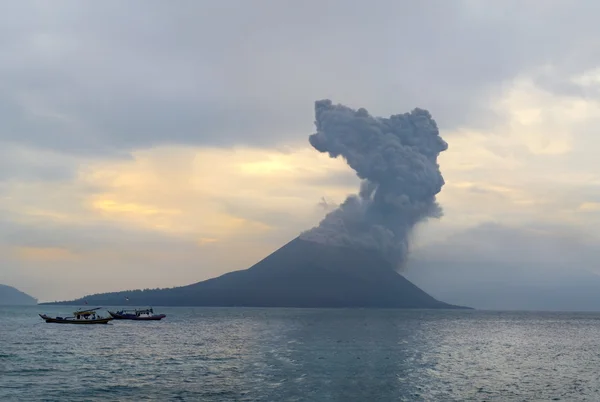 Erupción del volcán. Anak Krakatau — Foto de Stock