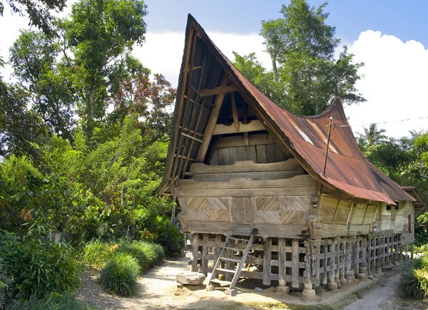 Traditional Batak house on the Samosir island — Stock Photo, Image