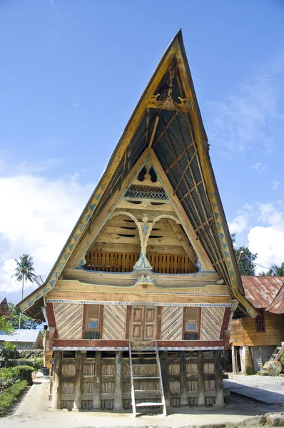 Traditionele batak huis op het eiland samosir. — Stockfoto